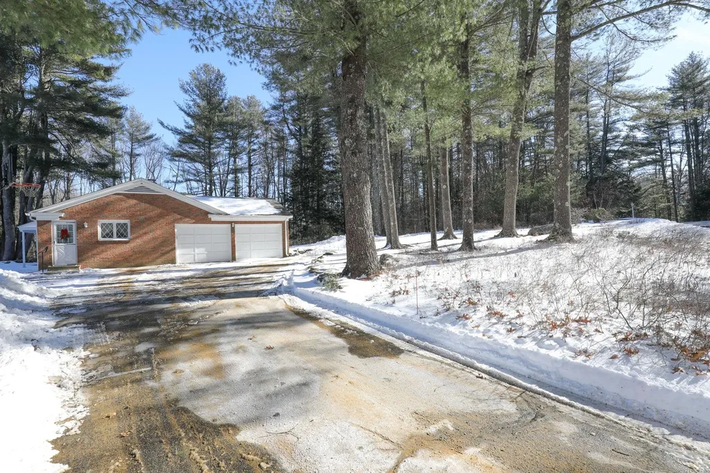 11 Strawberry Hill Road Bedford NH 03110-5608