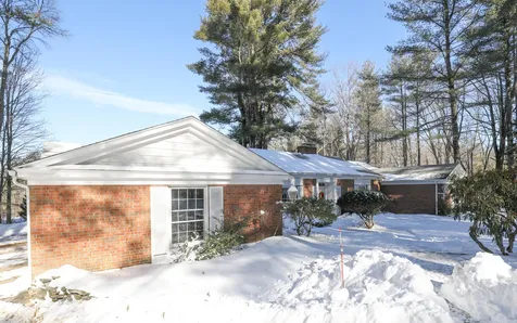11 Strawberry Hill Road Bedford NH 03110-5608