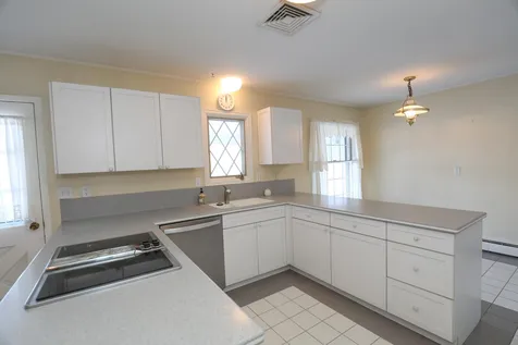 11 Strawberry Hill Road Bedford NH 03110-5608