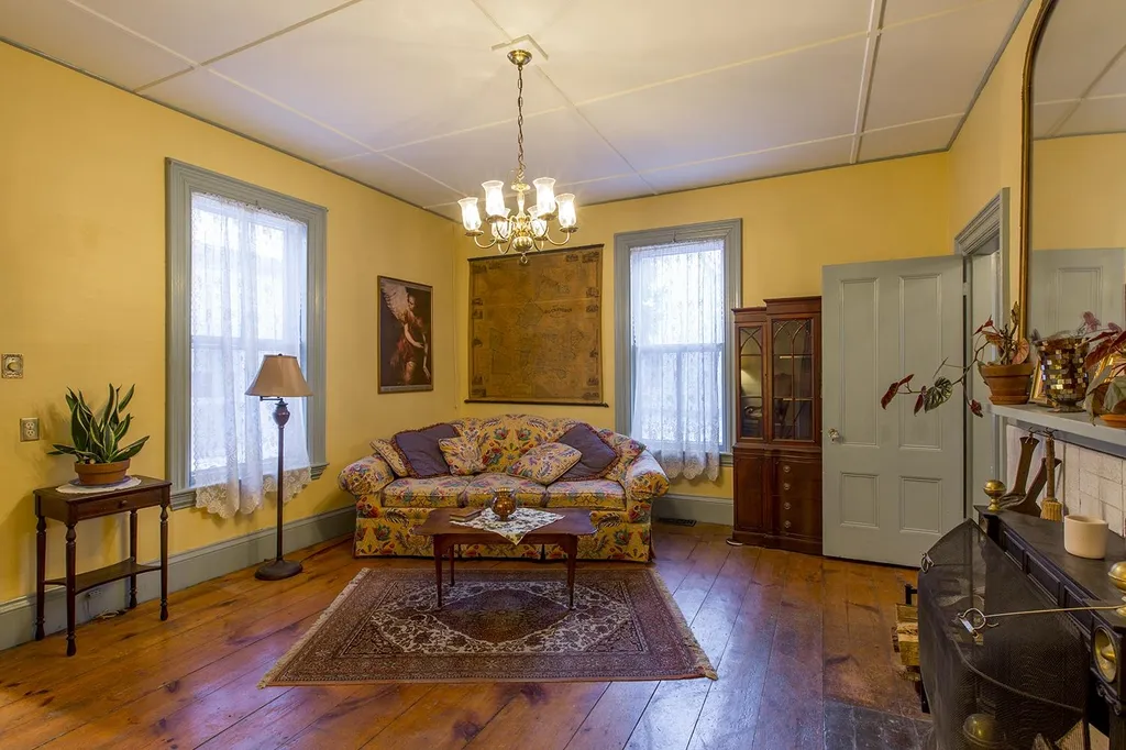 27 Pleasant Street Epping NH 03042