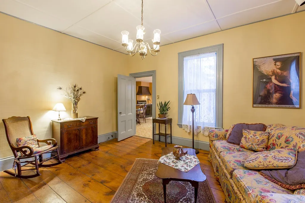 27 Pleasant Street Epping NH 03042