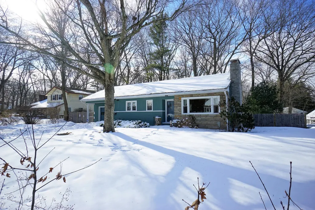 131 Red Coat Lane Manchester NH 03104
