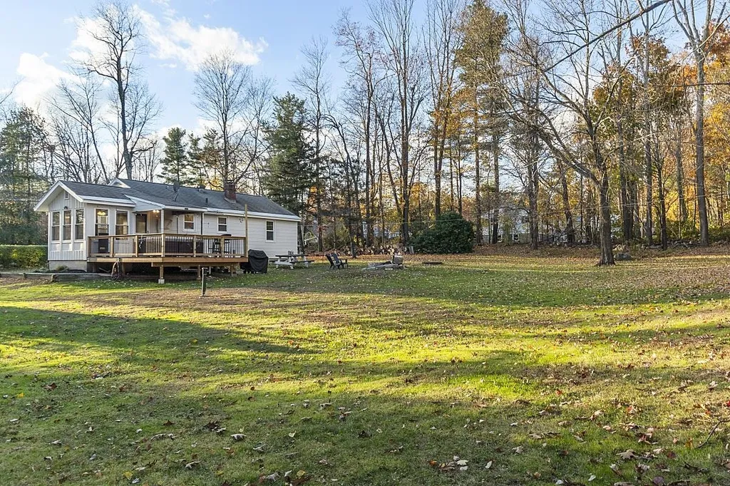 6 Woodlawn Avenue Atkinson NH 03811