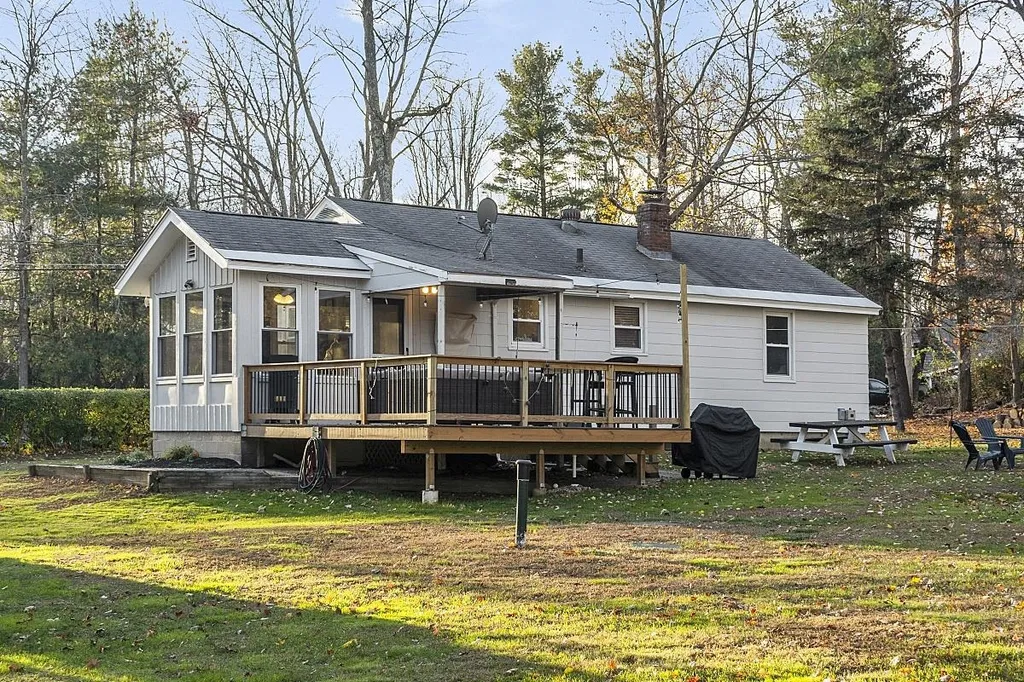 6 Woodlawn Avenue Atkinson NH 03811