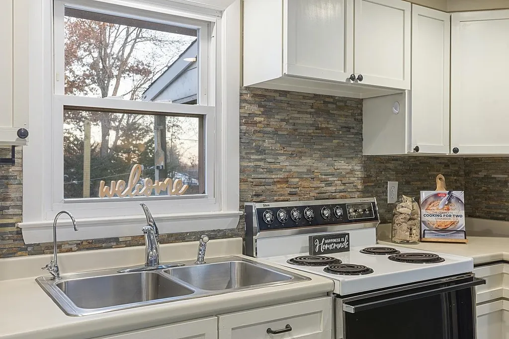 6 Woodlawn Avenue Atkinson NH 03811