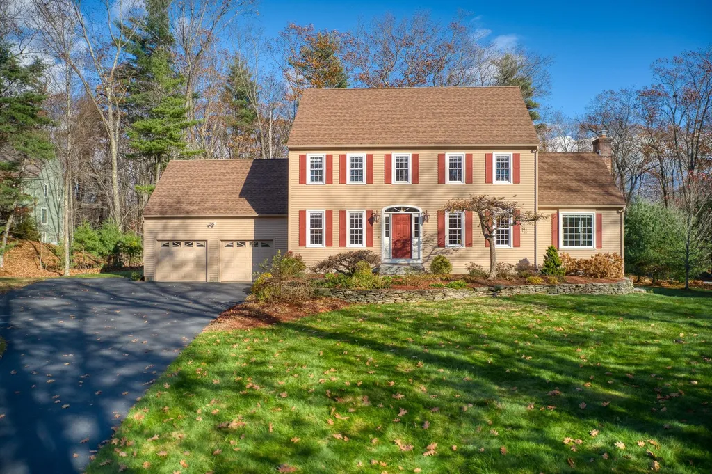 27 Village Brook Lane Derry NH 03038
