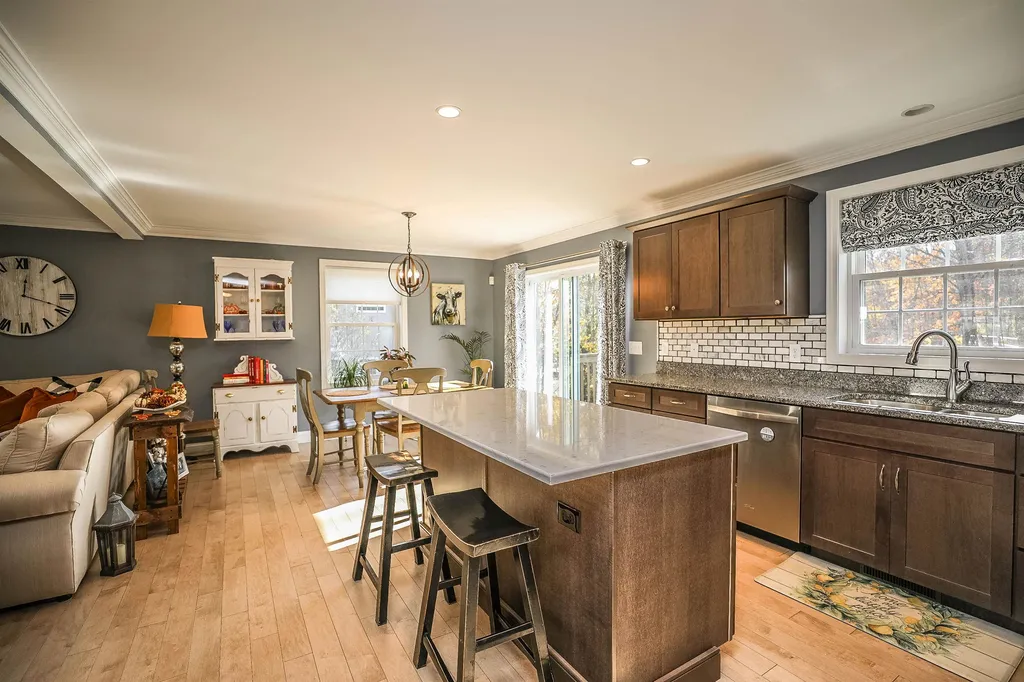 109 Litchfield Road Londonderry NH 03053