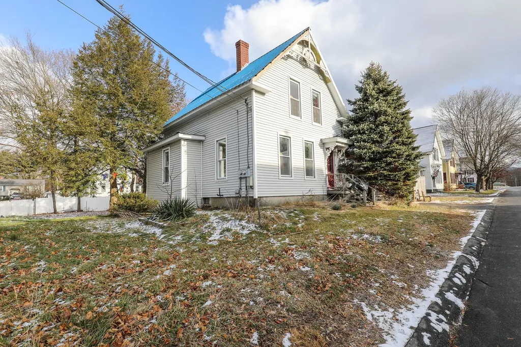 24 Manchester Street Pittsfield NH 03263