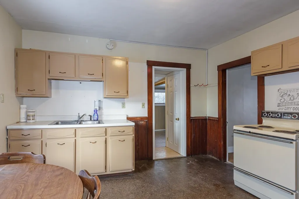 738 Hanover Street Claremont NH 03743