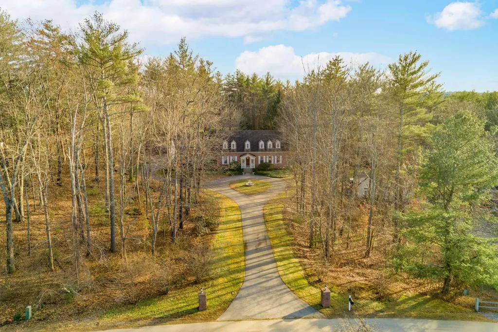 20 Riddle Drive Bedford NH 03110