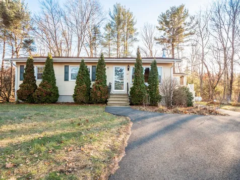 29 Nesenkeag Drive Litchfield NH 03052
