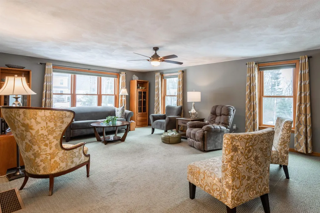31 Cathedral Circle Nashua NH 03063