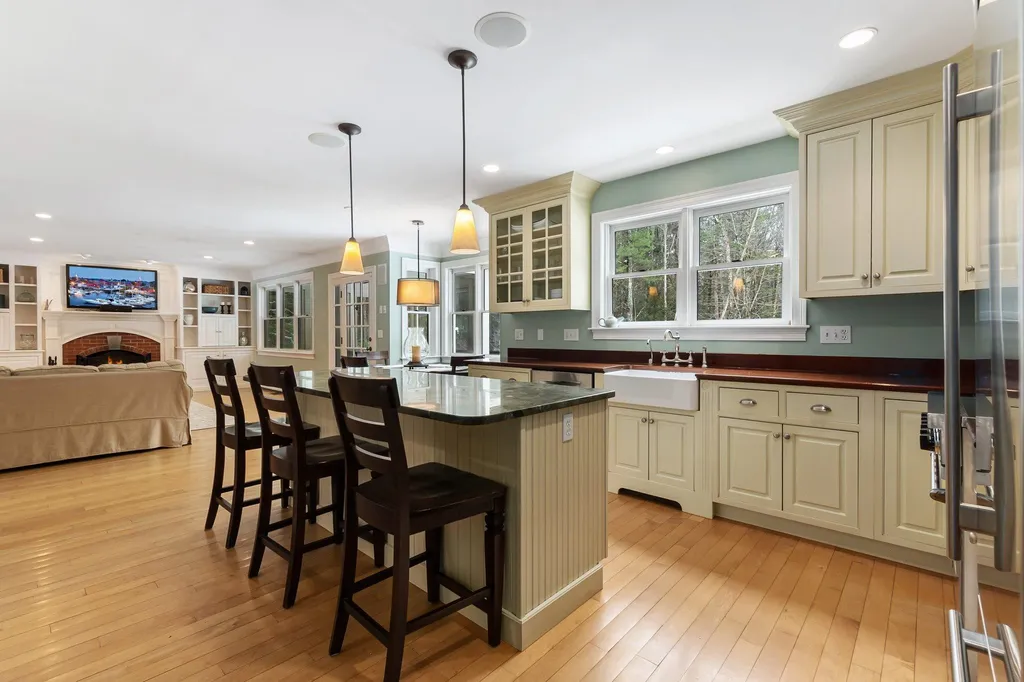25 Woodman Road South Hampton NH 03827