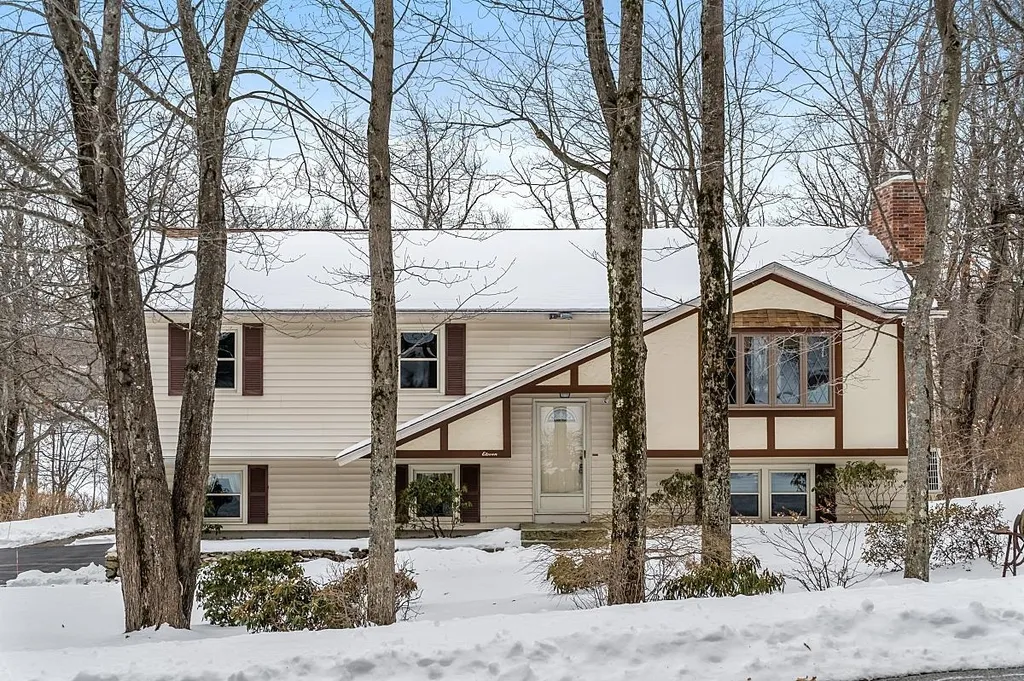 11 Dattillo Road Derry NH 03038