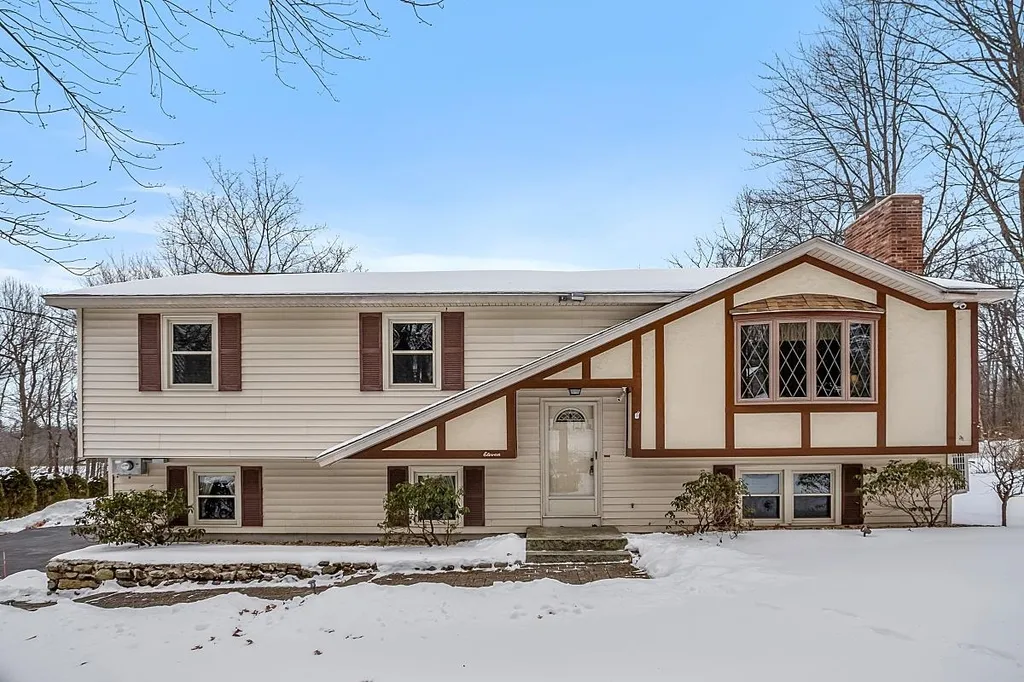 11 Dattillo Road Derry NH 03038