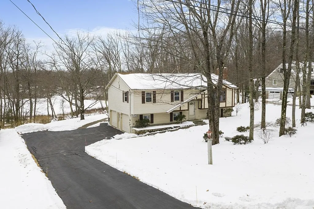 11 Dattillo Road Derry NH 03038