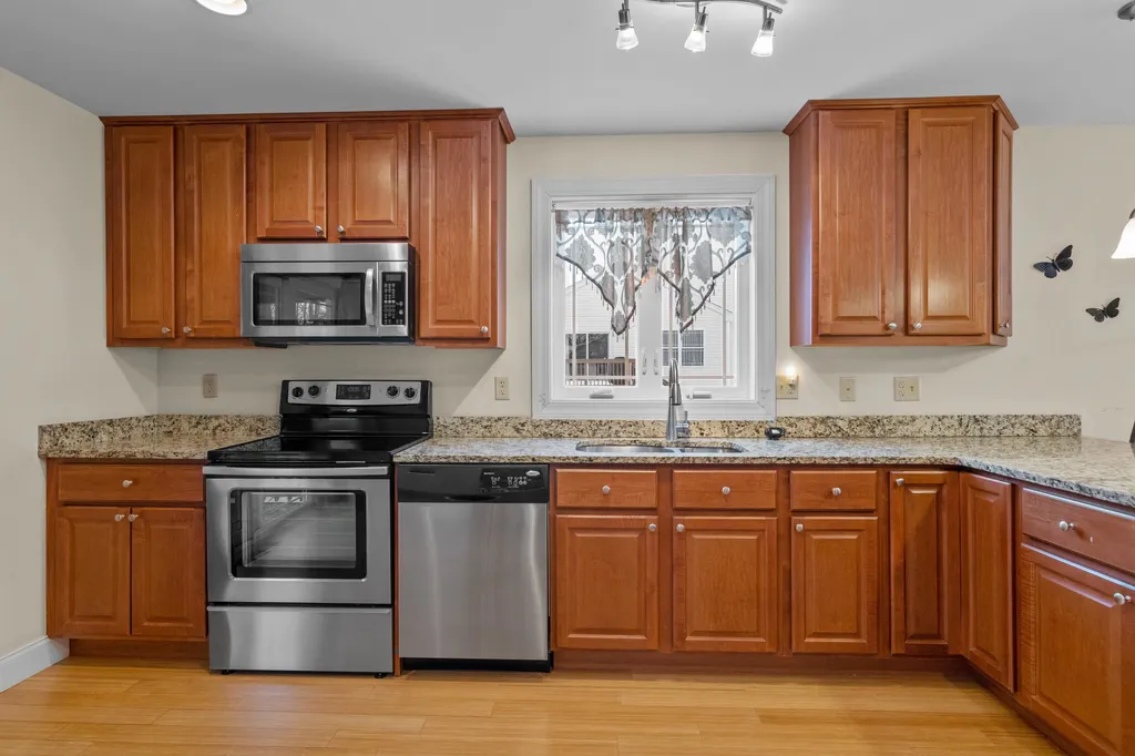 8r Indian Hill Road Derry NH 03038