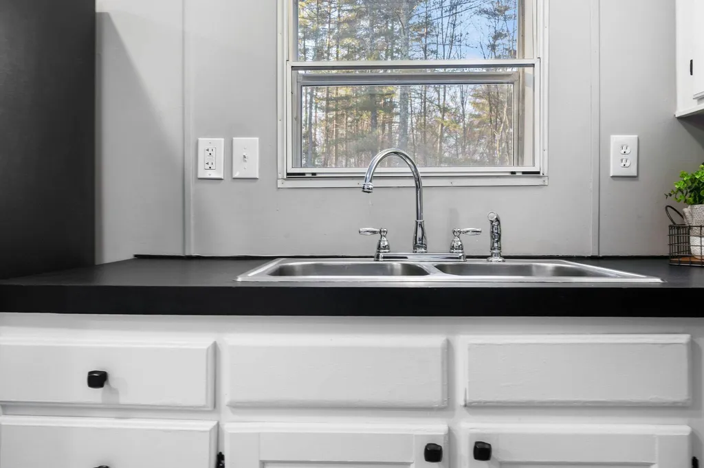 12 Roy Street Raymond NH 03077