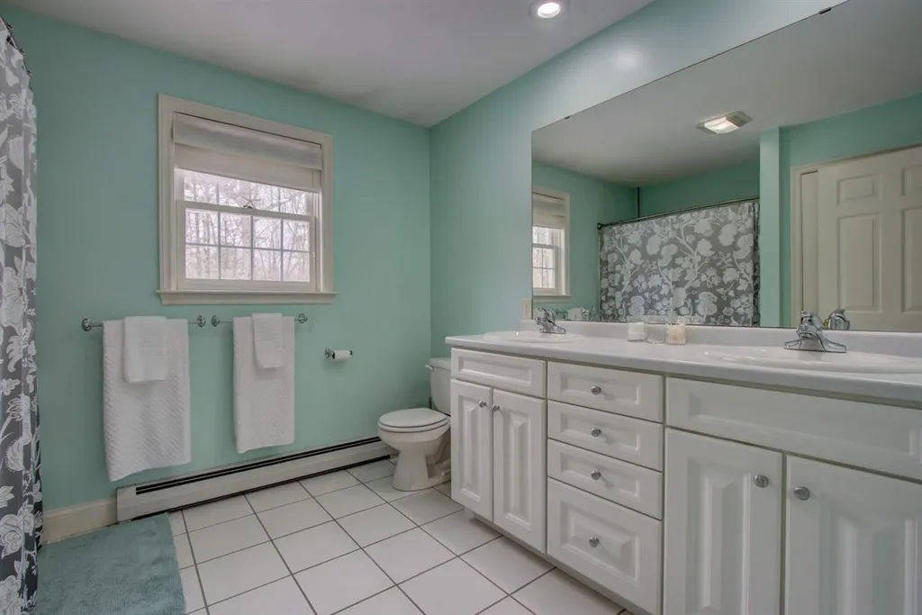 46 Hobbs Road Lee NH 03861