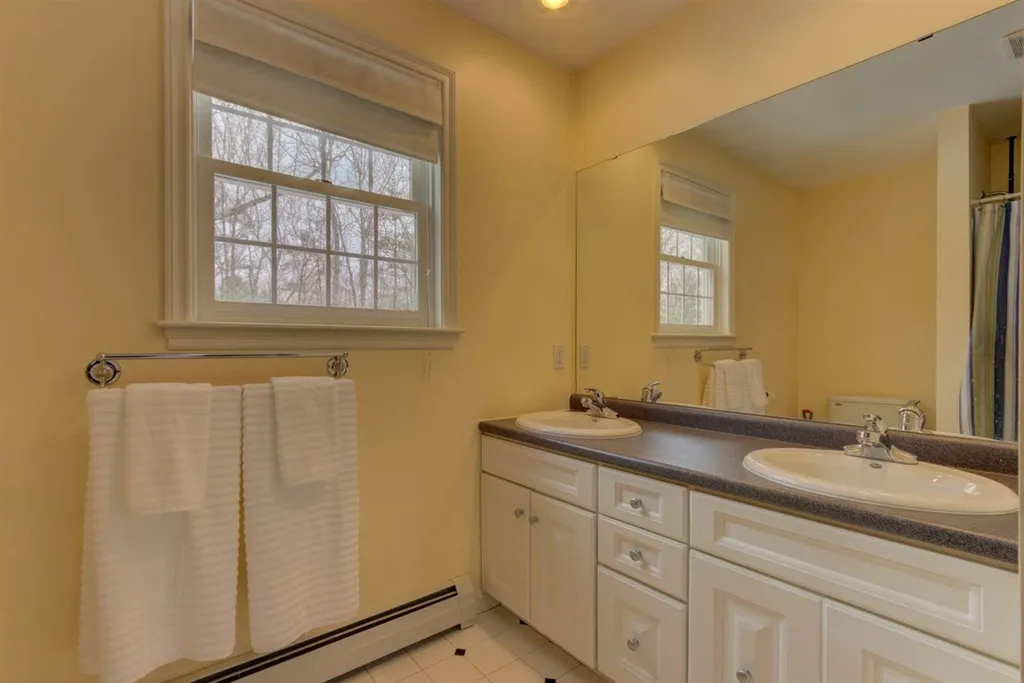 46 Hobbs Road Lee NH 03861
