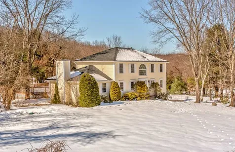 2 Ballard View Circle Derry NH 03038
