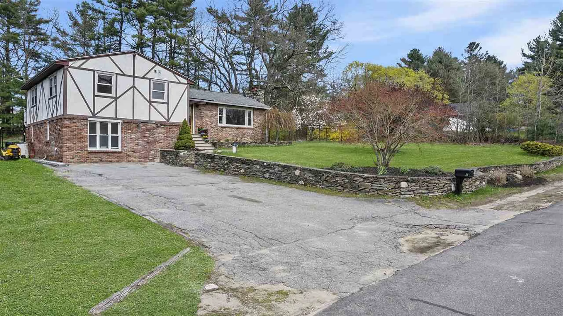 6 Lucy Avenue Pelham NH 03076