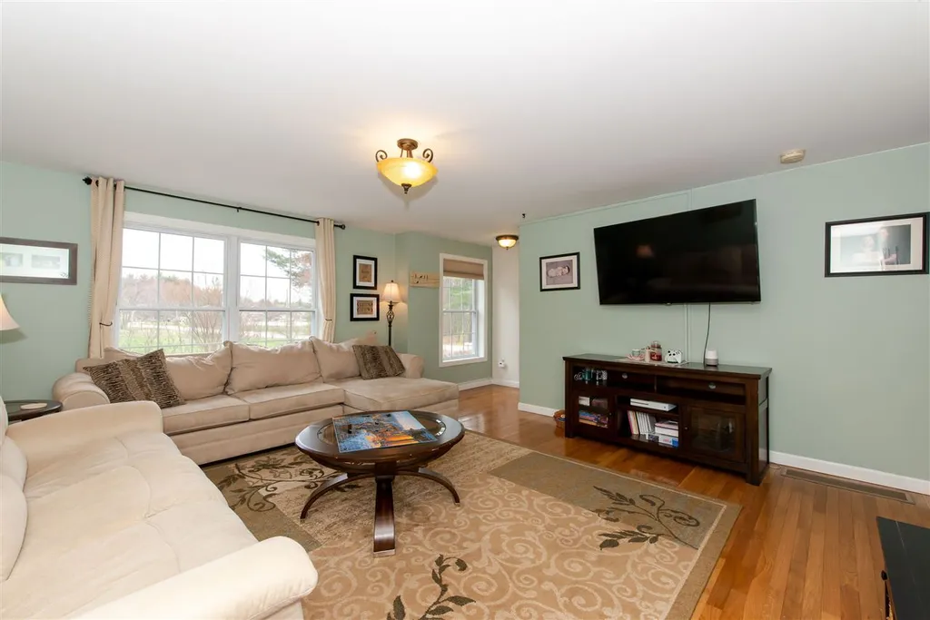 6 Pearson Way Epping NH 03042