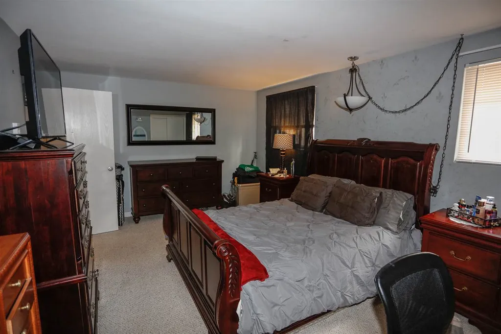 31 Oakridge Drive Londonderry NH 03053