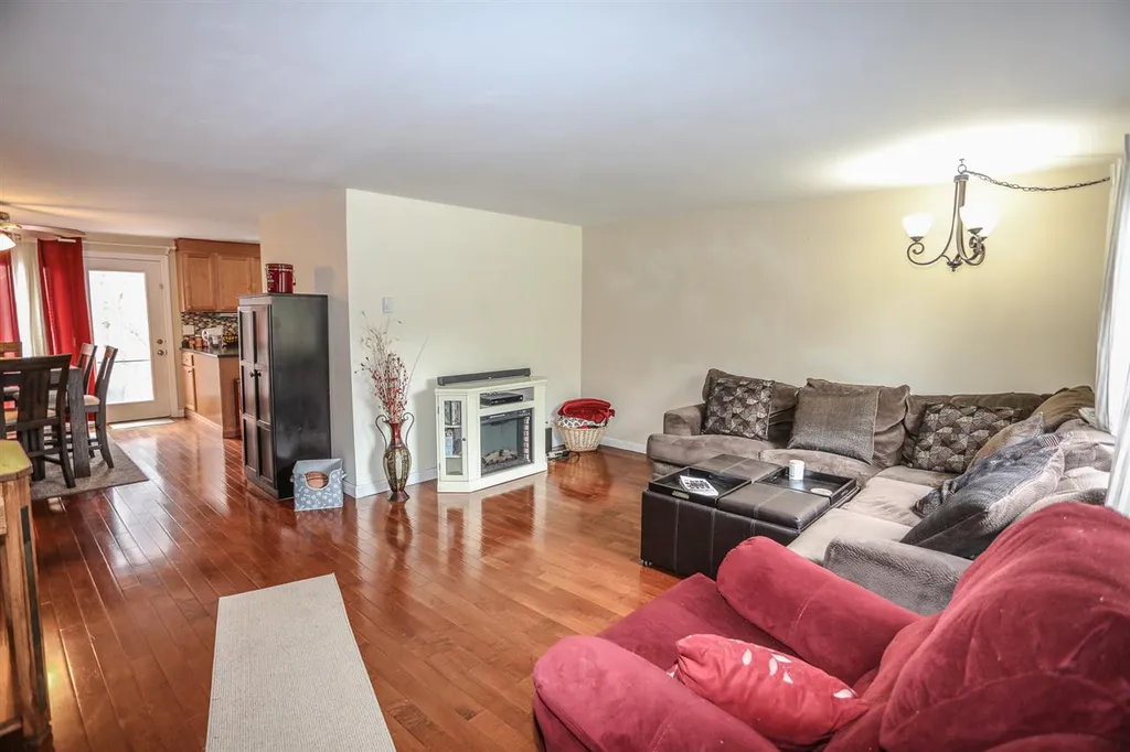 31 Oakridge Drive Londonderry NH 03053