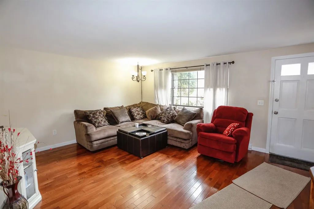 31 Oakridge Drive Londonderry NH 03053
