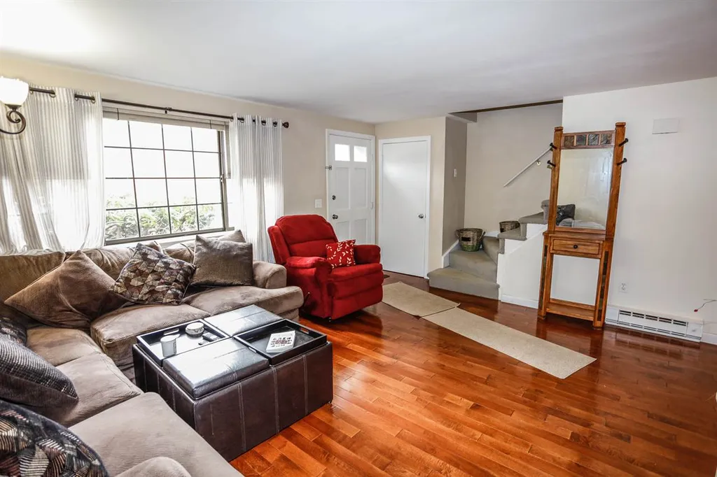 31 Oakridge Drive Londonderry NH 03053