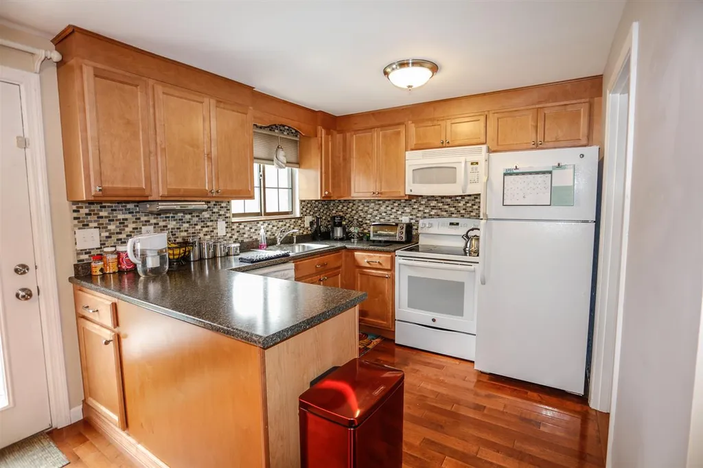 31 Oakridge Drive Londonderry NH 03053