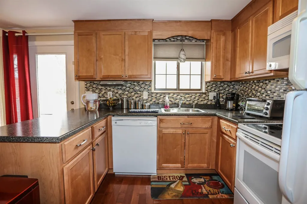 31 Oakridge Drive Londonderry NH 03053