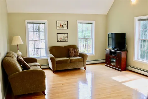 20 Winslow Drive Newmarket NH 03857-2198
