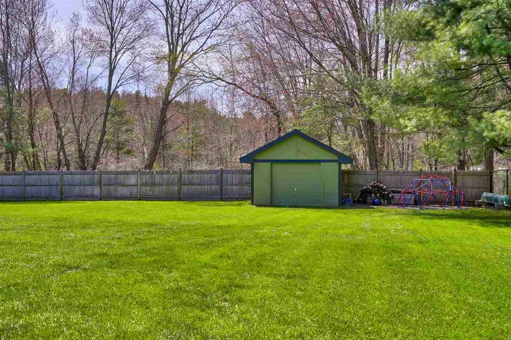 8 Meadowcrest Road Hooksett NH 03106