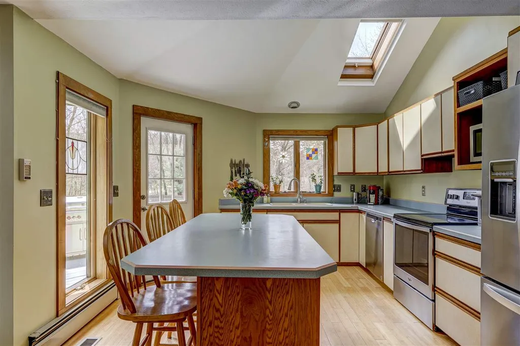 8 Meadowcrest Road Hooksett NH 03106