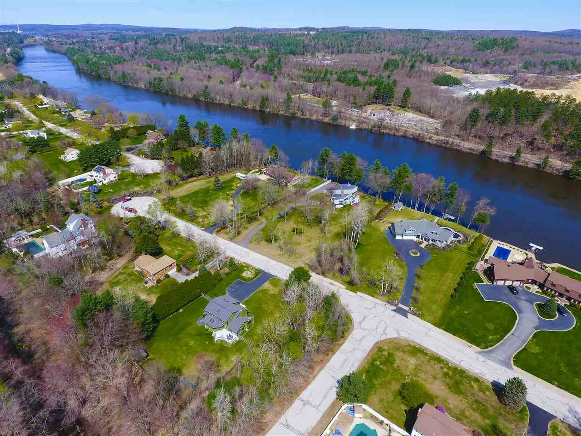 8 Meadowcrest Road Hooksett NH 03106