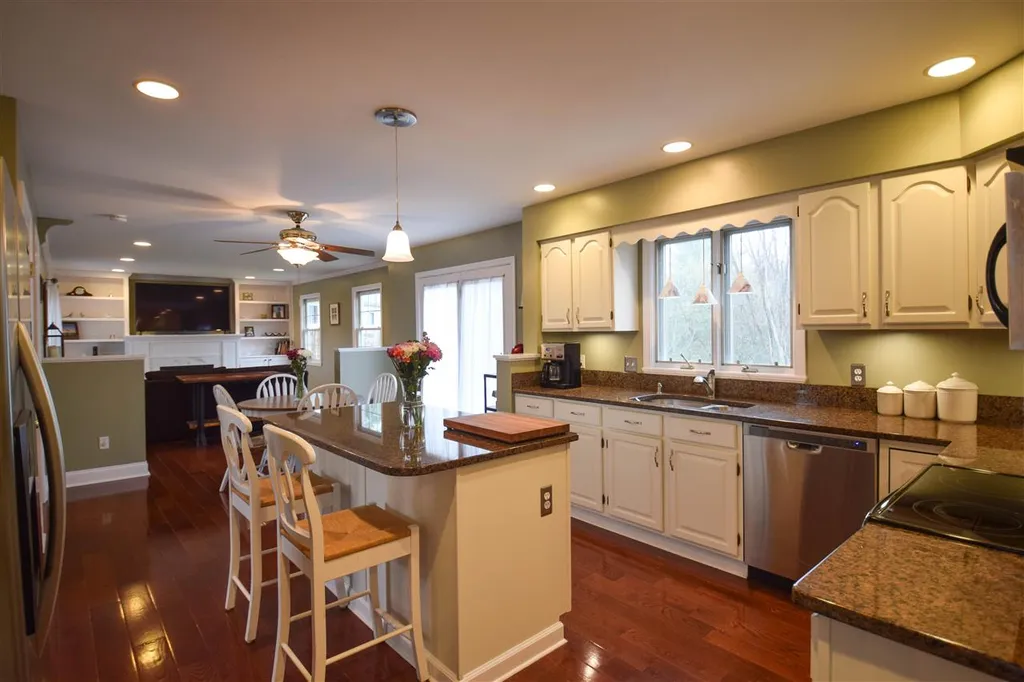 27 Hawthorn Circle Essex VT 05452