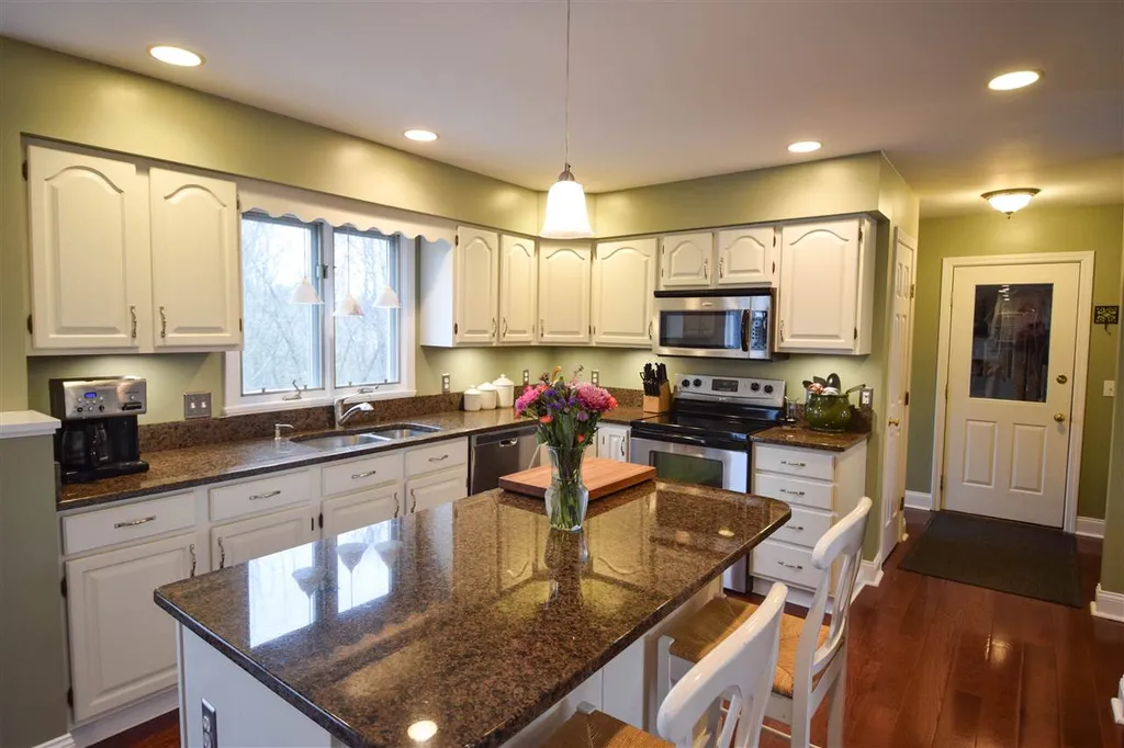 27 Hawthorn Circle Essex VT 05452