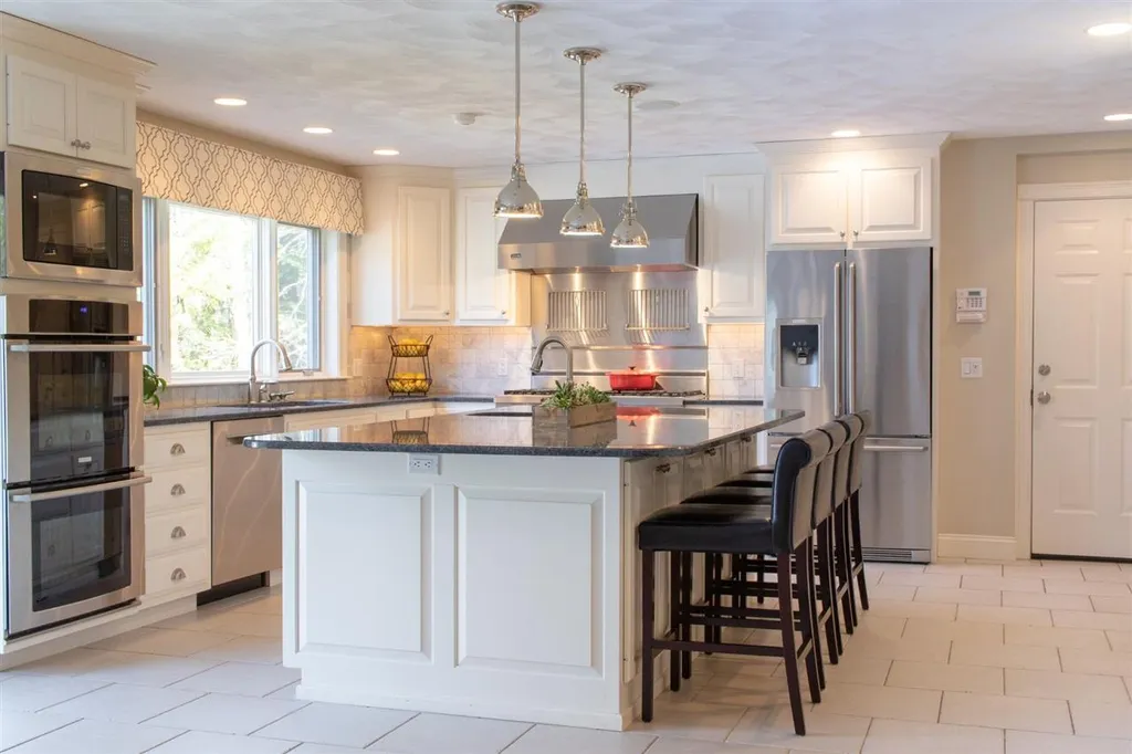 10 Squier Drive North Hampton NH 03862