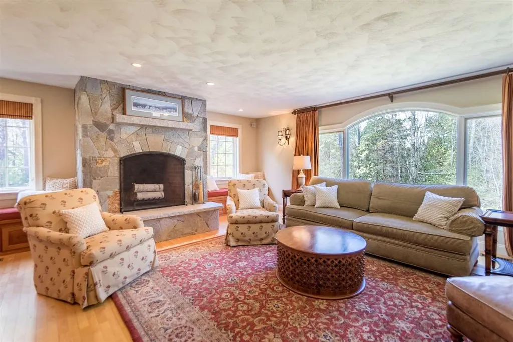 10 Squier Drive North Hampton NH 03862