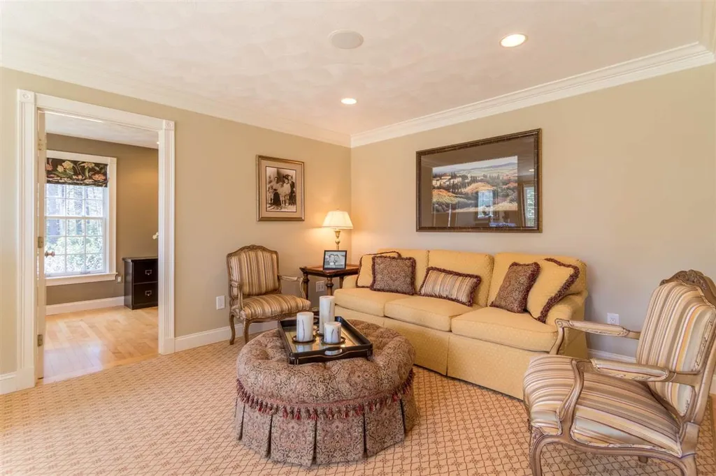 10 Squier Drive North Hampton NH 03862