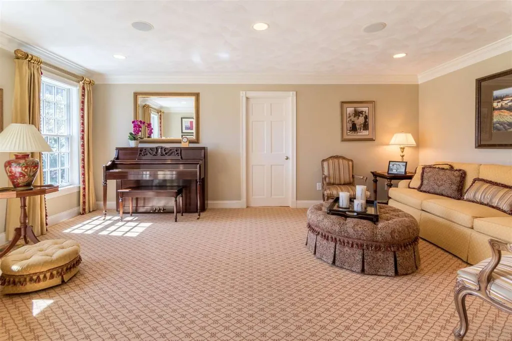 10 Squier Drive North Hampton NH 03862
