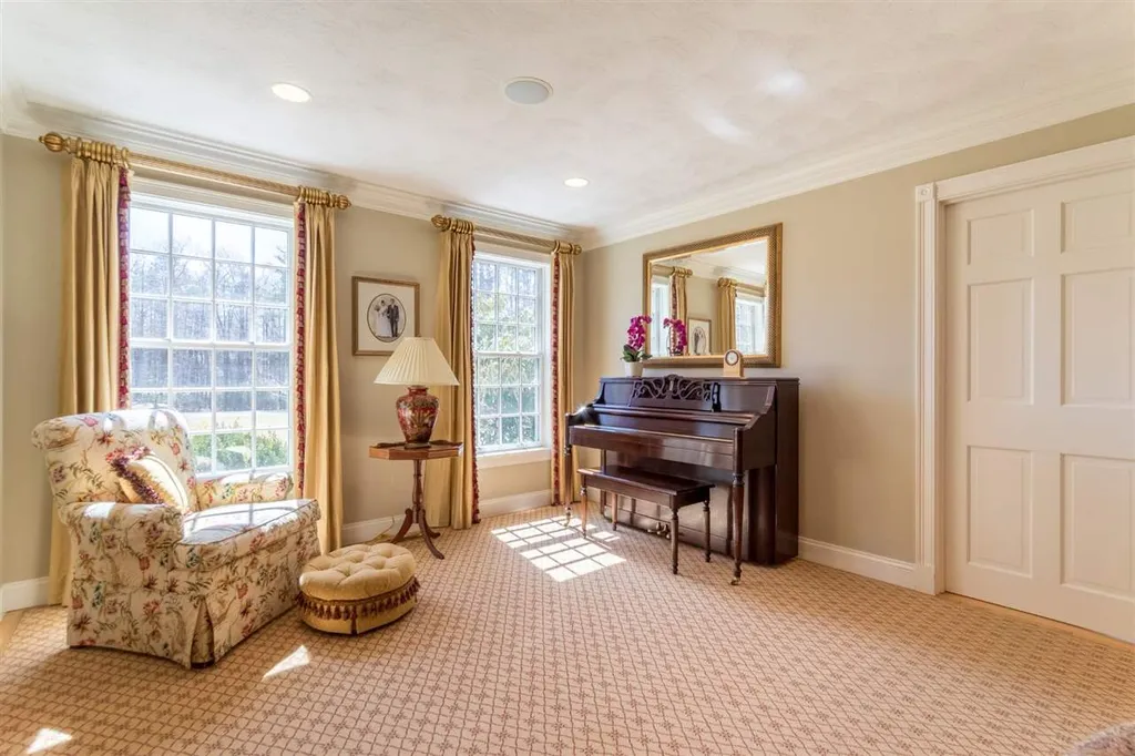 10 Squier Drive North Hampton NH 03862