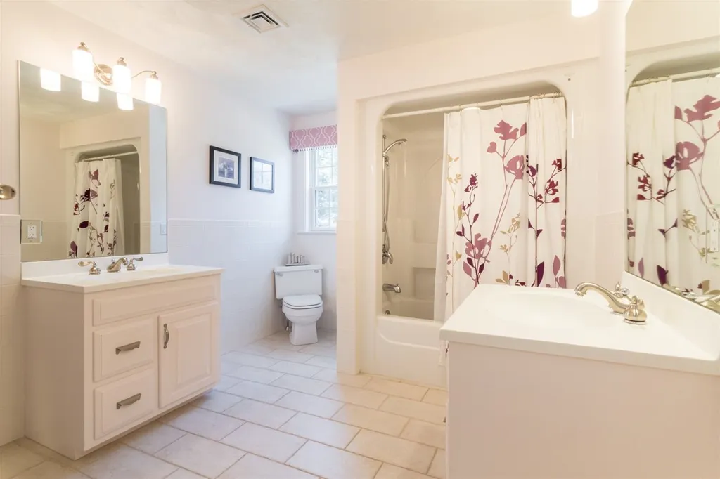 10 Squier Drive North Hampton NH 03862