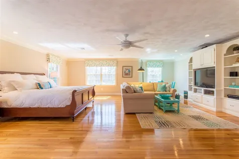 10 Squier Drive North Hampton NH 03862