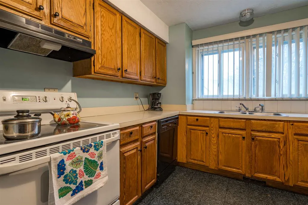 38 Hunters Village Way Manchester NH 03103