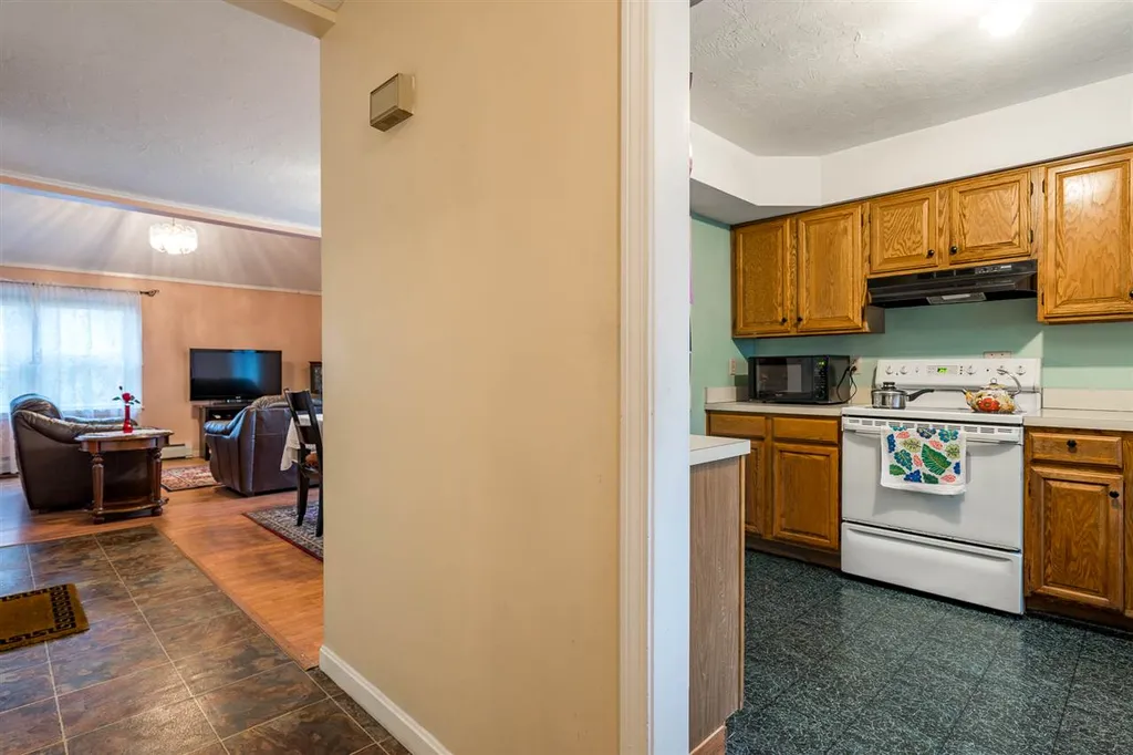 38 Hunters Village Way Manchester NH 03103