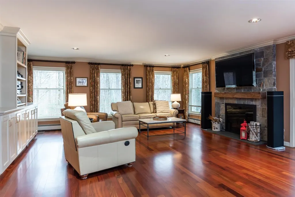 12 Sparrow Lane Bedford NH 03110