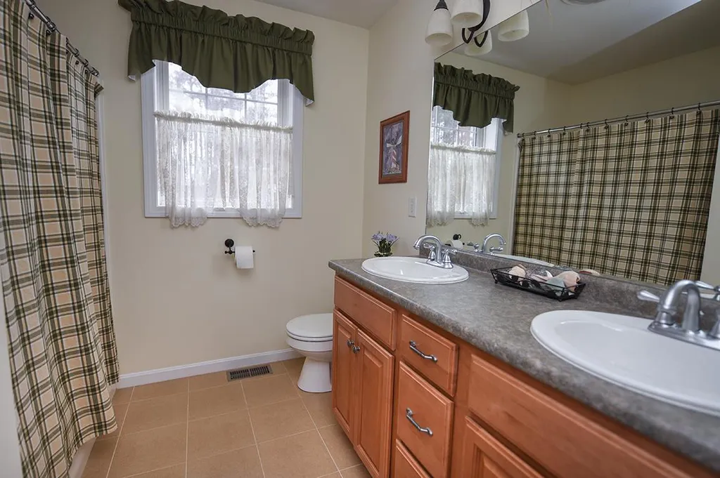 21 Lantern Lane Sandown NH 03873